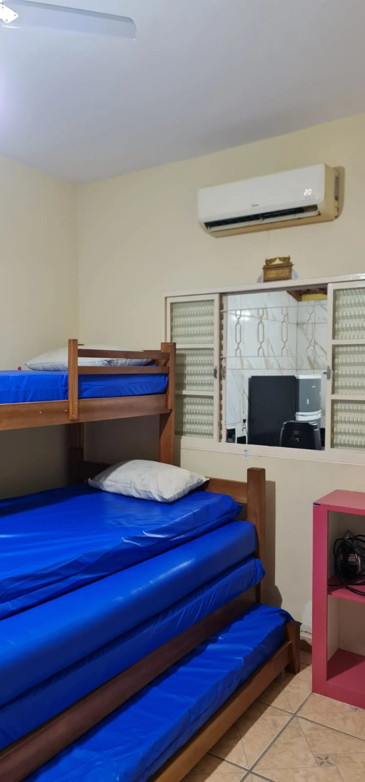 Quarto com beliches e aparelho de ar-condicionado